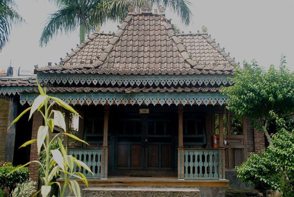 Melva Balemong Hotel Semarang Exterior photo