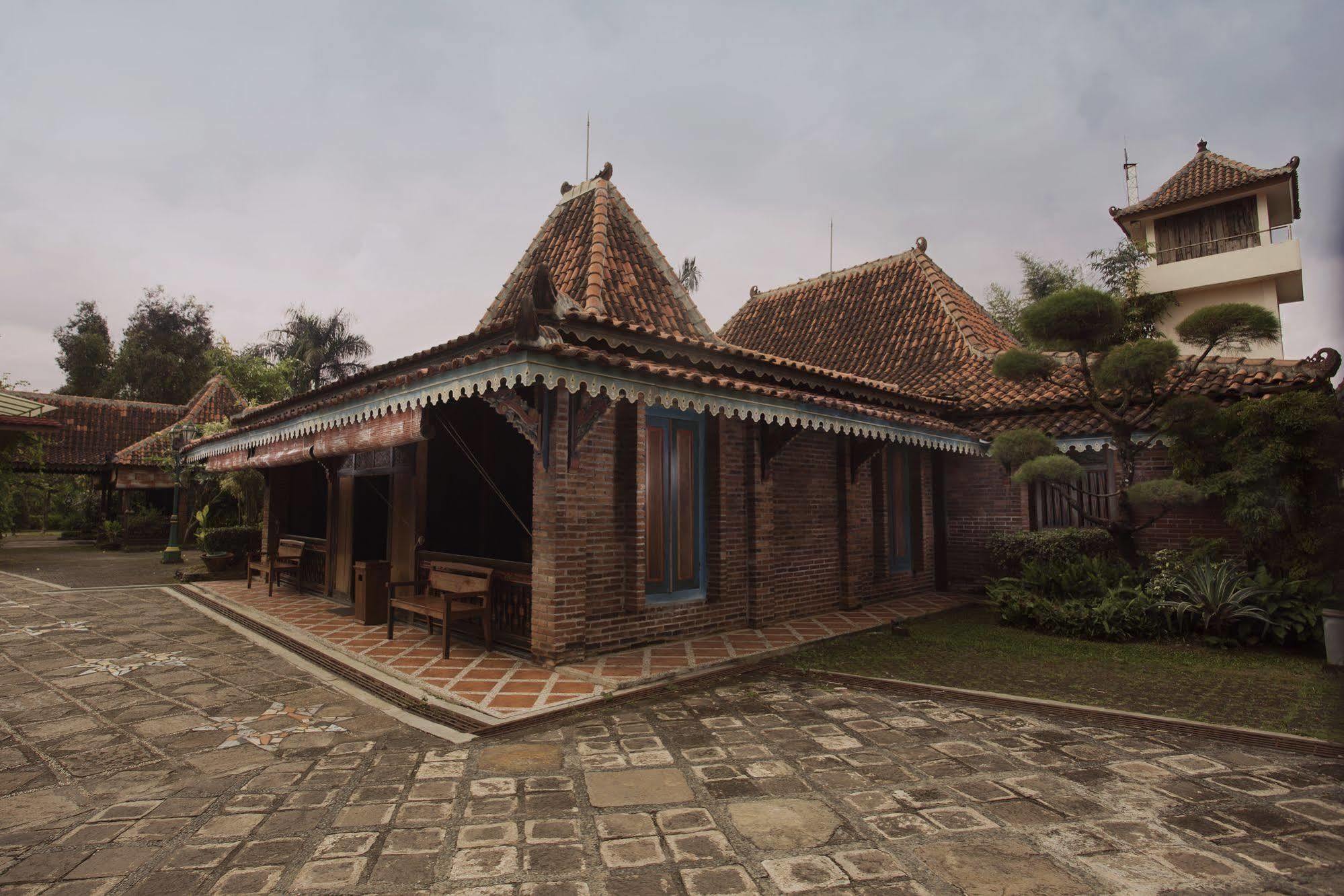 Melva Balemong Hotel Semarang Exterior photo