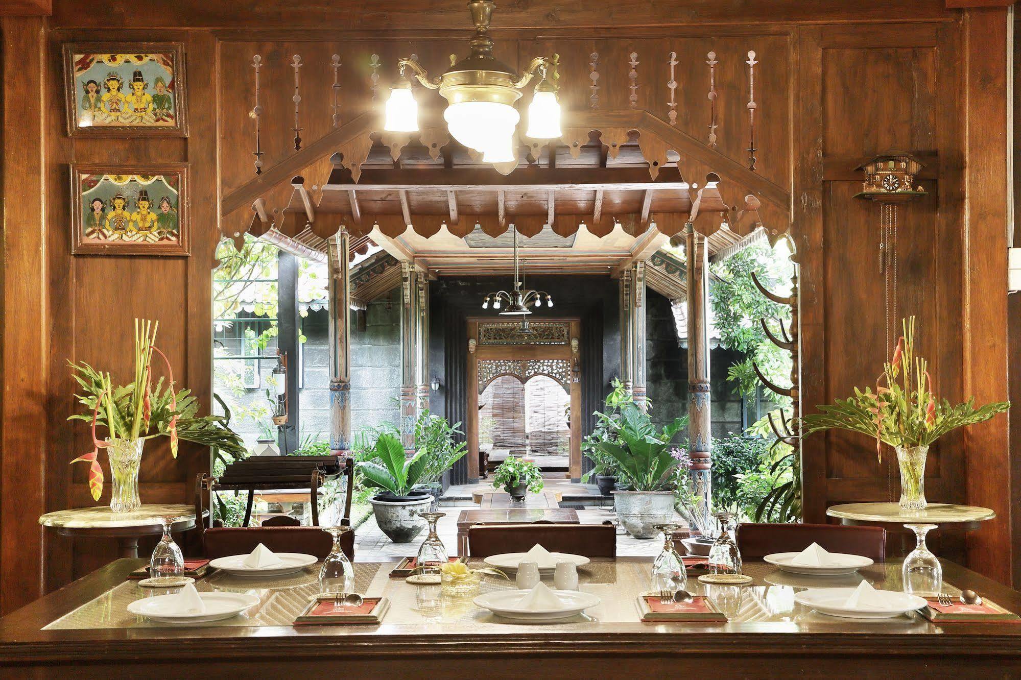 Melva Balemong Hotel Semarang Exterior photo