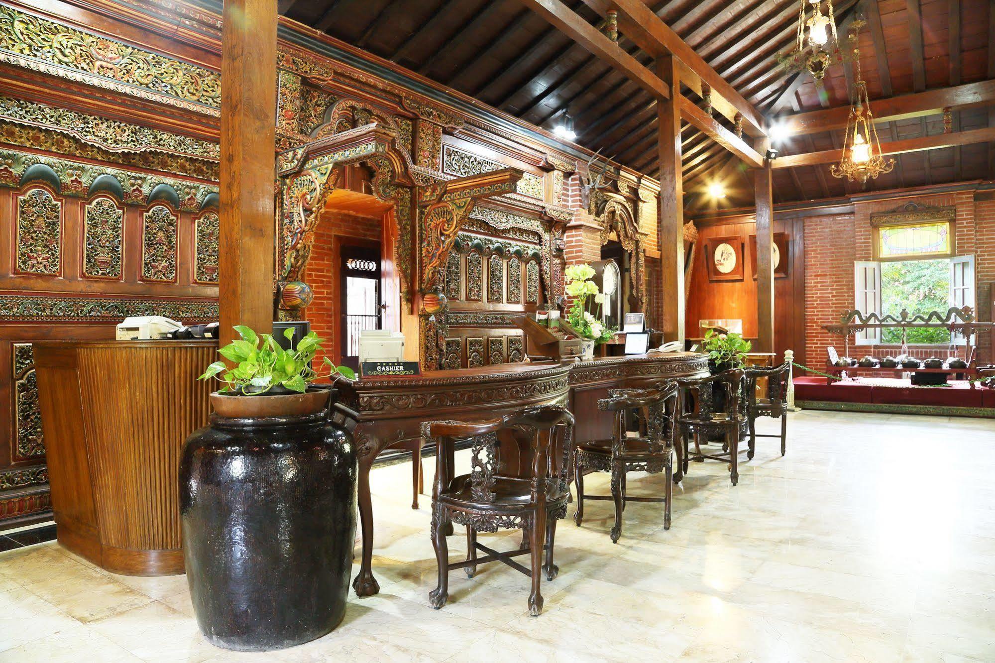Melva Balemong Hotel Semarang Exterior photo