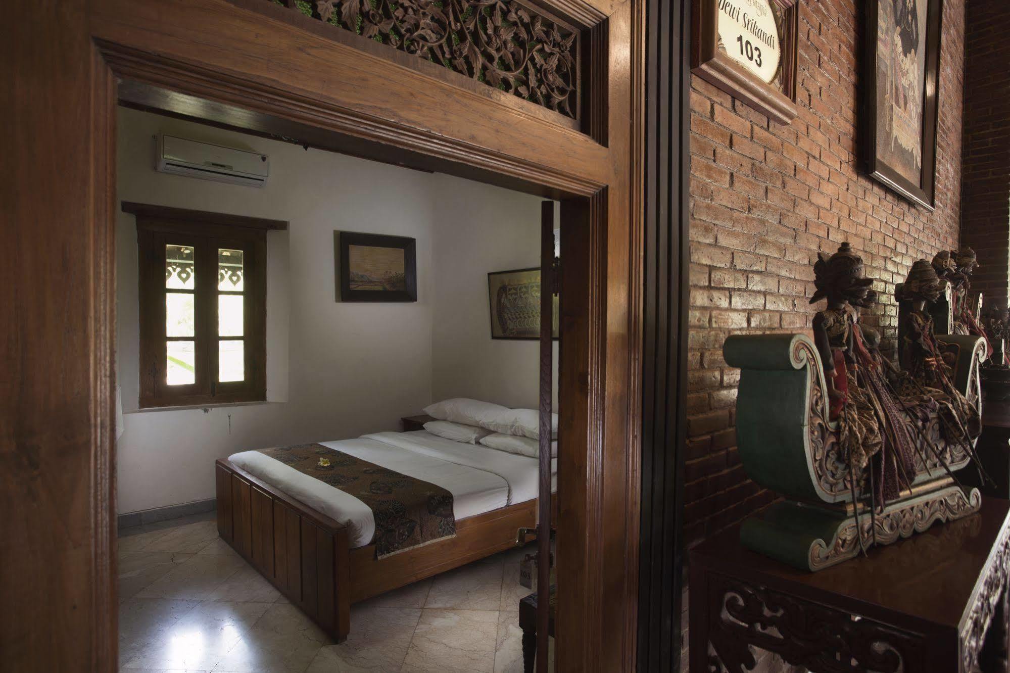 Melva Balemong Hotel Semarang Exterior photo