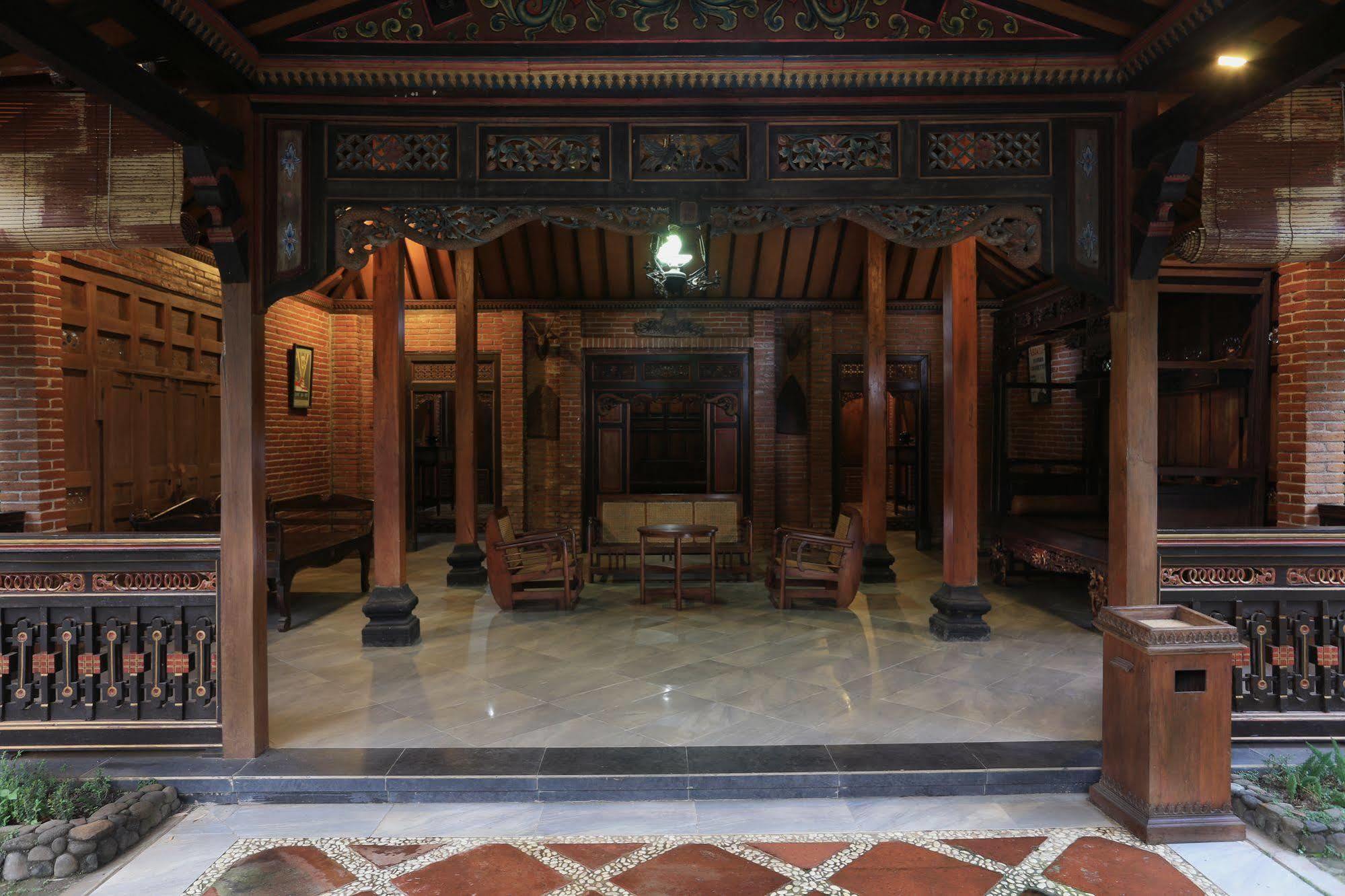 Melva Balemong Hotel Semarang Exterior photo