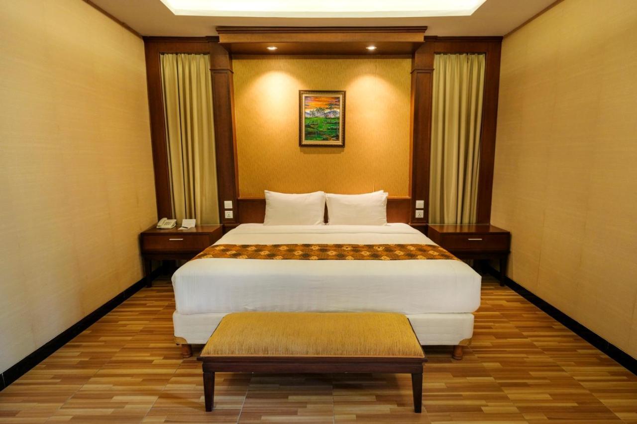 Melva Balemong Hotel Semarang Exterior photo